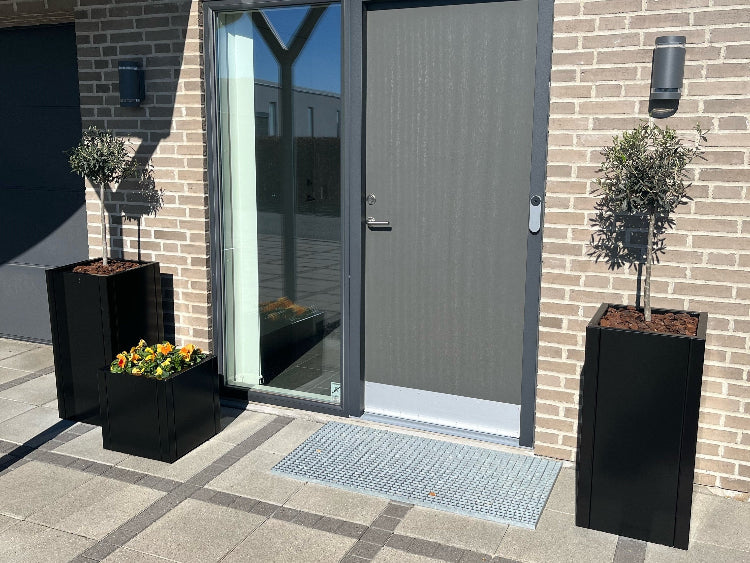 Plantekasser i svartlakkert stål i CUBY-design