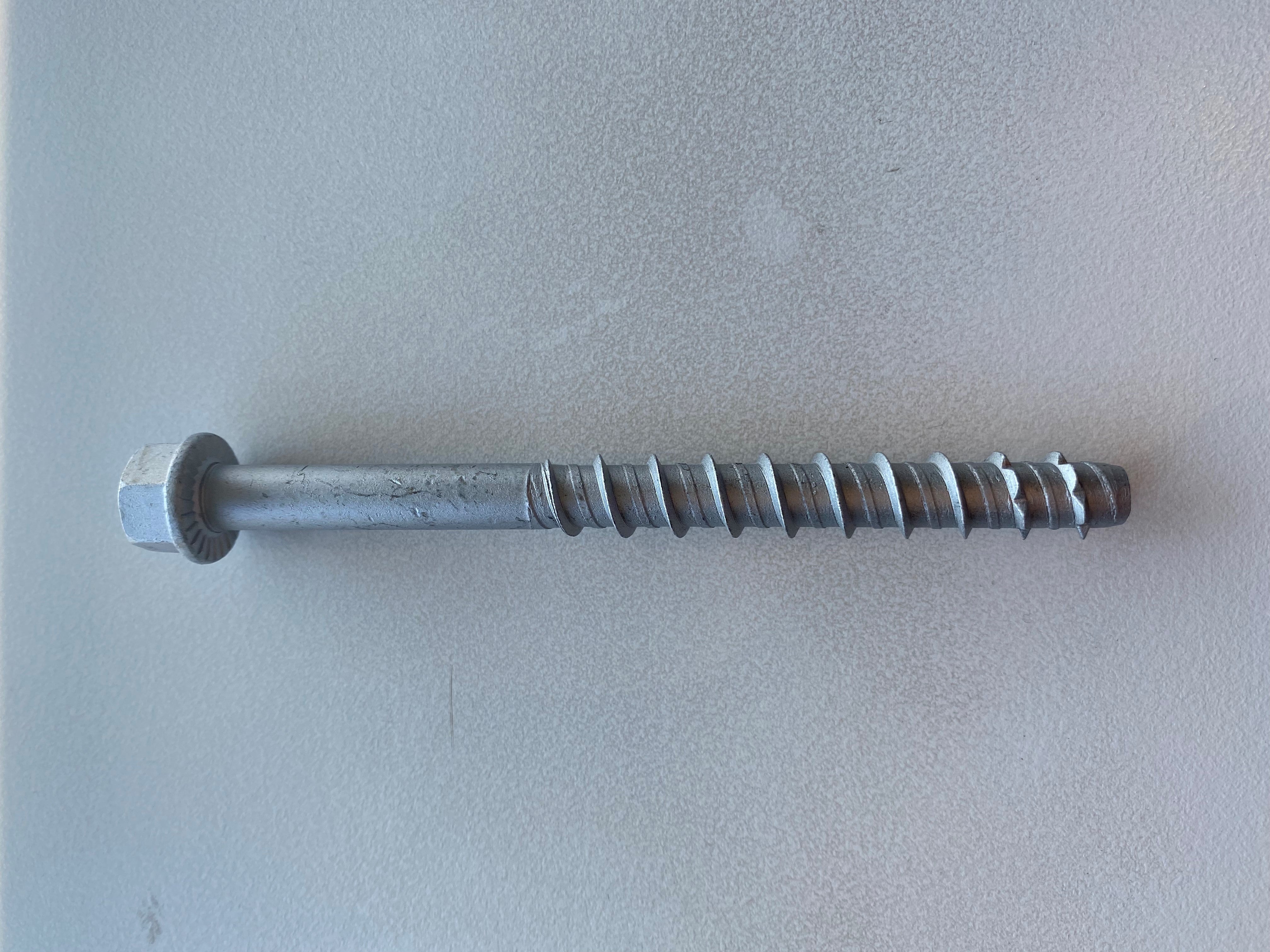 4-betonskruer-til-skraldespandsskjuler-no