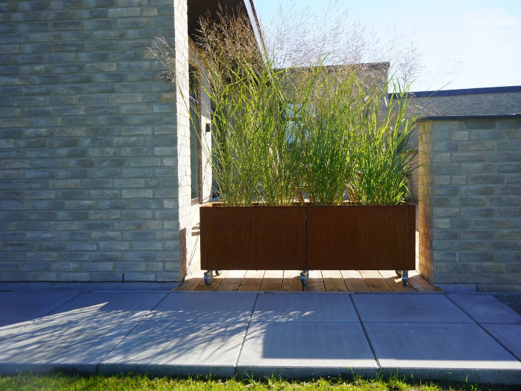 Cortenstaal-plantekasse-paa-hjul-no