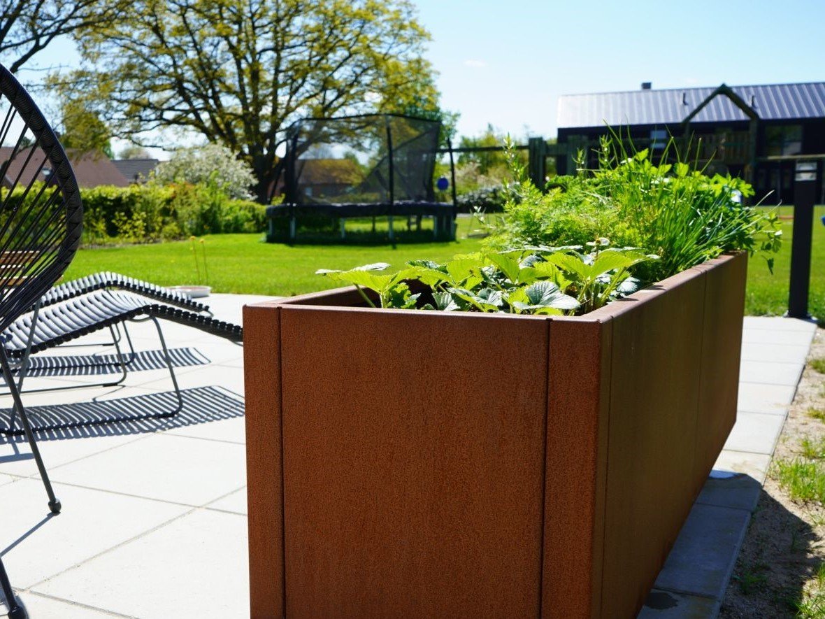 Cortenstaal-plantekasse-paa-hjul2-no