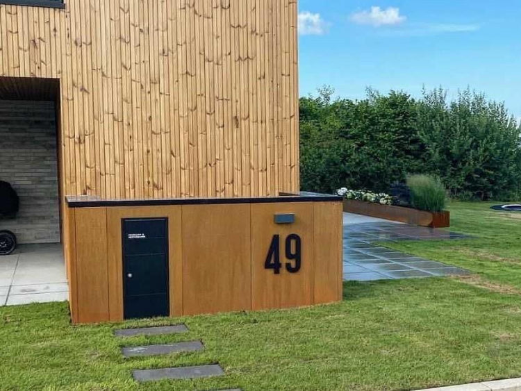 Skraldeskjul-postkasse-nummer-corten-no