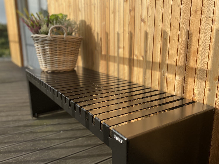 Sortlakeret-U-baenk-no