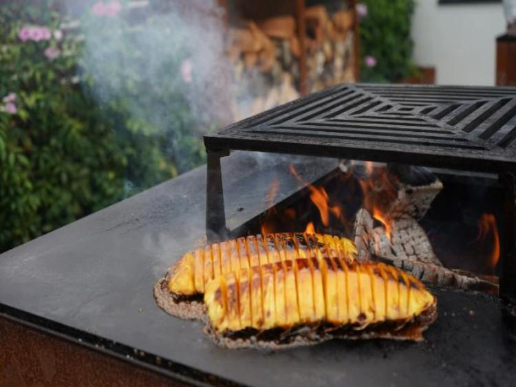 ananas-paa-baalgrill2-no