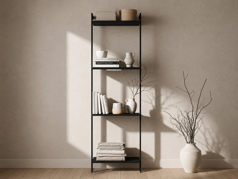 AXIS reol i svartlakkert stål innredet med bøker, keramikk og tekstiler i minimalistisk hjem.