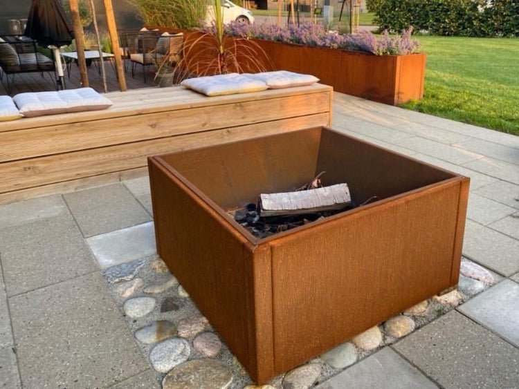 Bålfat i cortenstål uten ild på terrasse