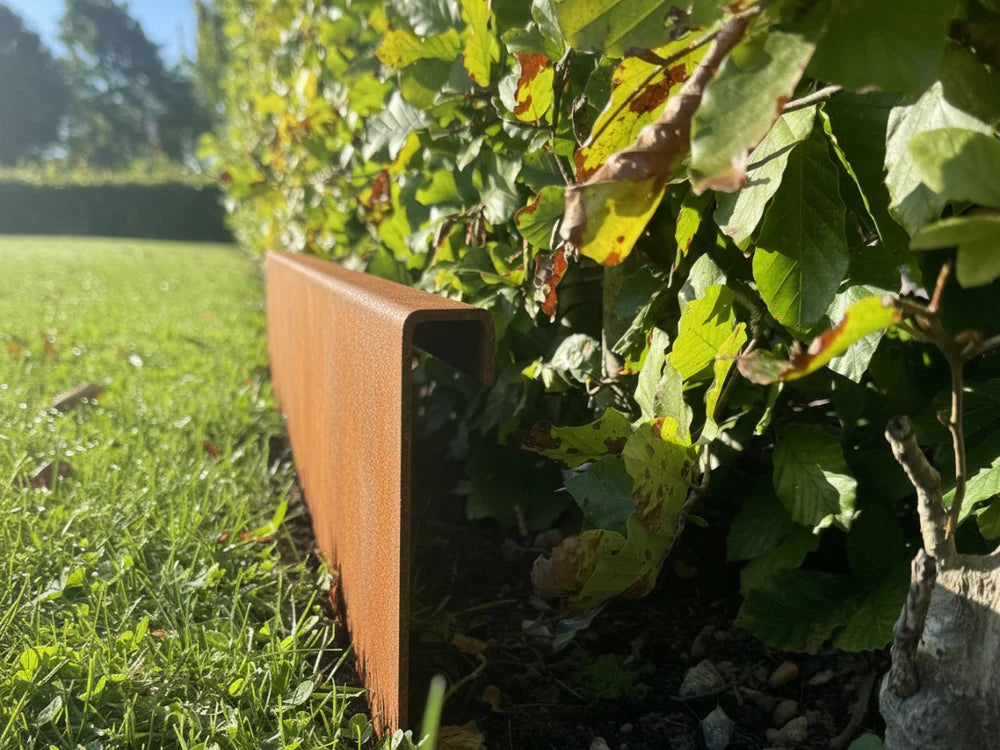 Detalj av bedkant i cortenstål med dobbelt ombuk fra byJEMA som slitesterk kant i hagen