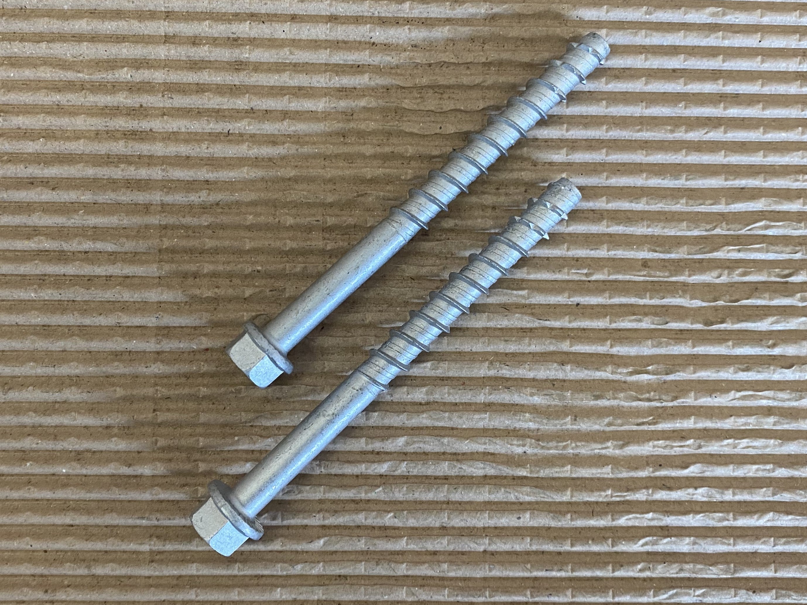 betonskruer-til-skraldespandsskjuler-no