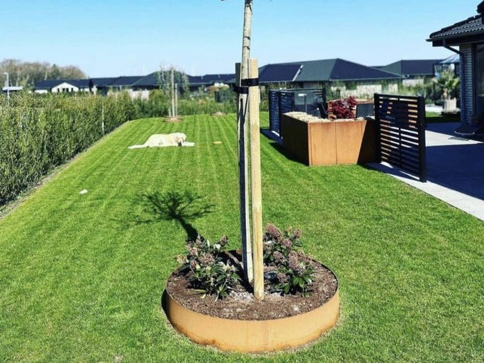 Rund bedkant i cortenstål fra byJEMA på spesialmål med stauder og blomster