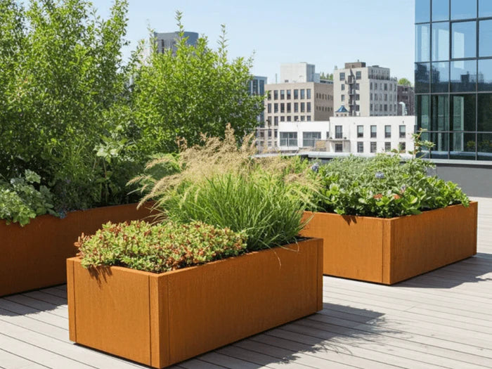 byJEMA plantekasser i cortenstål med planter på moderne takterrasse
