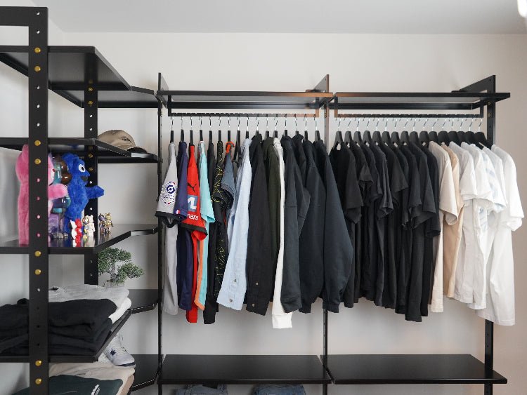byJEMA garderobesystem i sortlakkert stal med hyller og klesstang for praktisk oppbevaring
