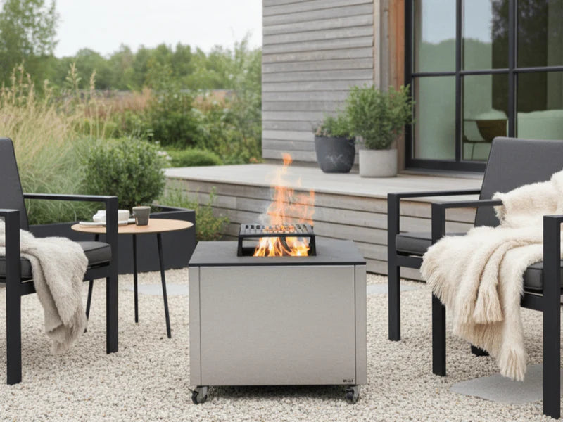 CUBY bålgrill i galvanisert stål i hyggelig loungeområde på terrasse