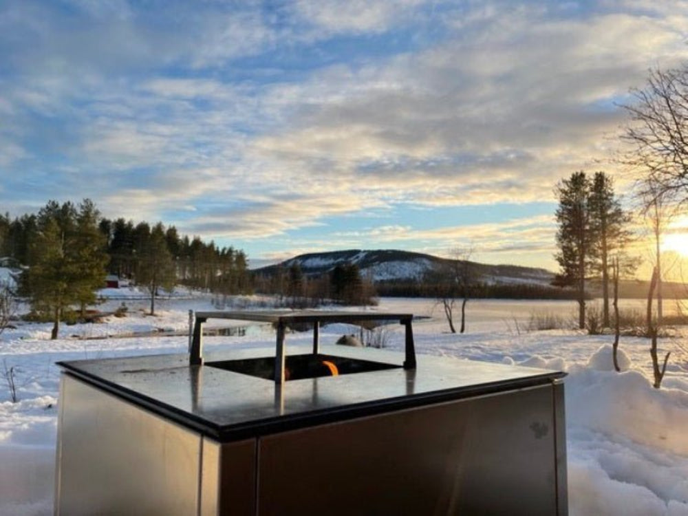 Bålgrill i galvanisert stål fra CUBY i vinterlandskap