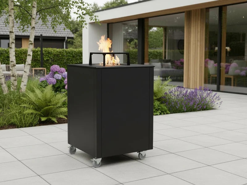 CUBY bålgrill i svart stål på moderne terrasse i nordisk hage