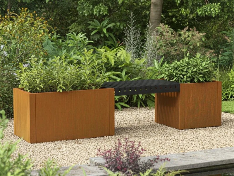 Benkesett i cortenstål med integrerte plantekasser