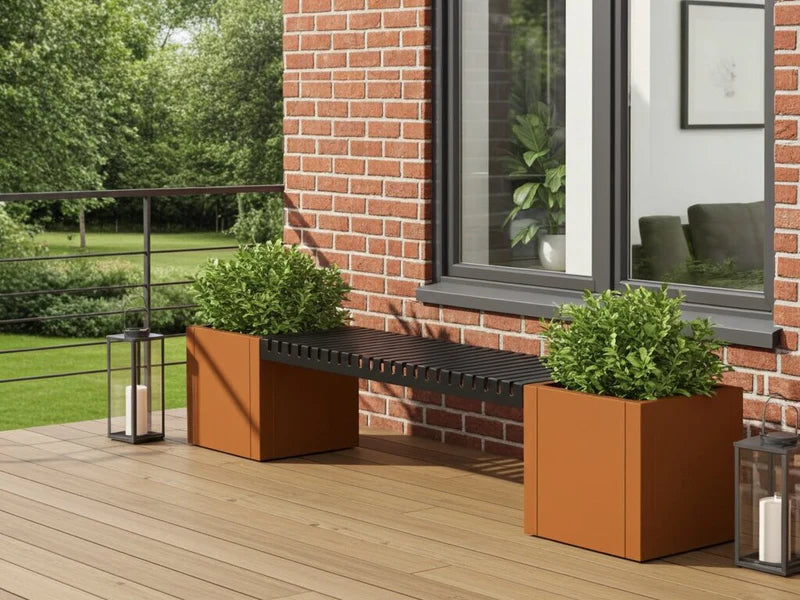 CUBY benksett i cortenstål med plantekasser ved hus