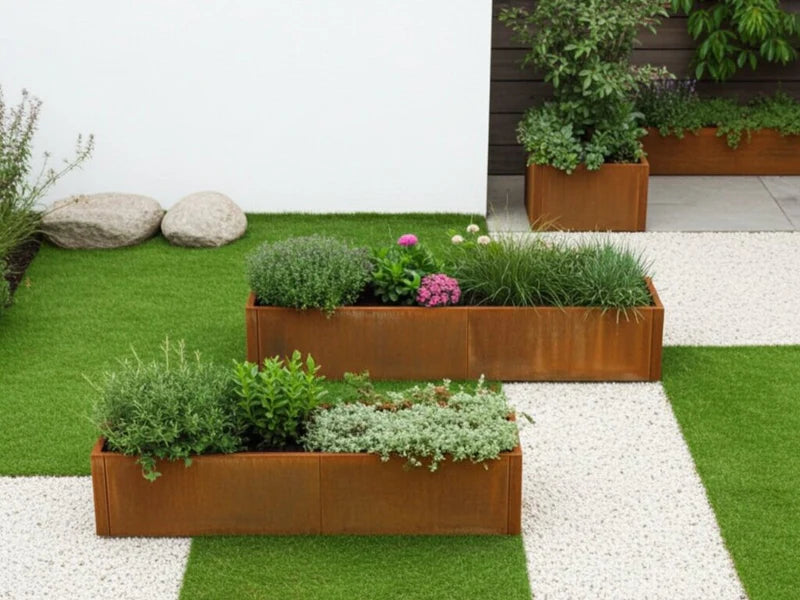 CUBY høybed i cortenstål med grønn beplantning i moderne hage