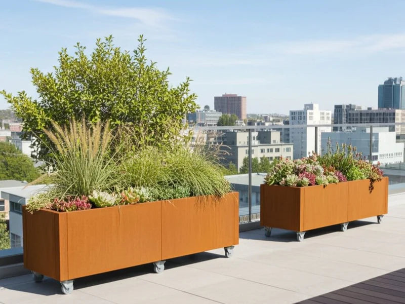 Flere plantekasser i cortenstål fra CUBY med planter på takterrasse