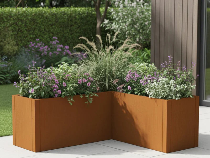 CUBY vinkel plantekasse i cortenstål med blomstrende beplantning