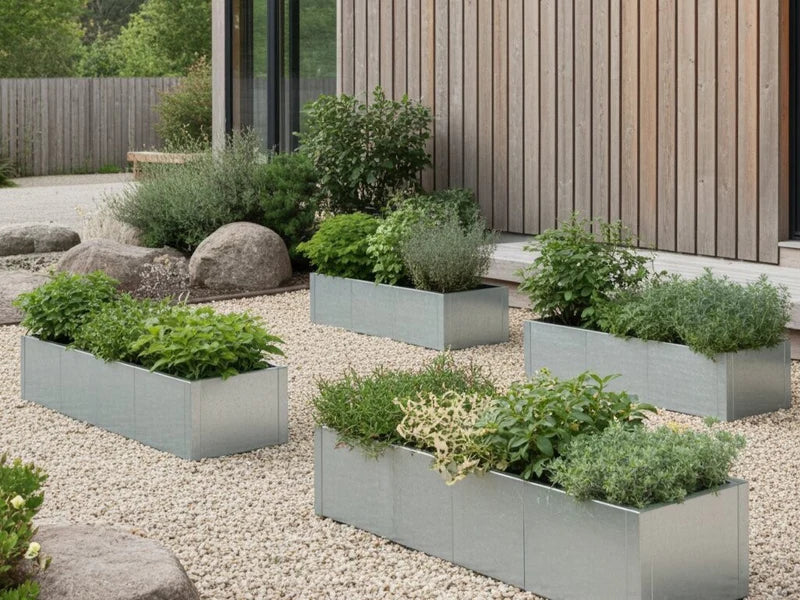 Galvaniserte høybed fra CUBY med stauder i minimalistisk hage