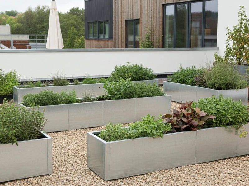 CUBY høybed i galvanisert stål med grønn beplantning i moderne gårdshage