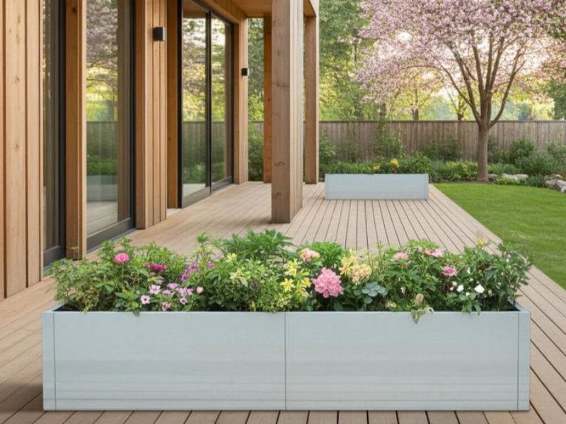 Plantekasse i galvanisert stål fra CUBY med blomstrende planter