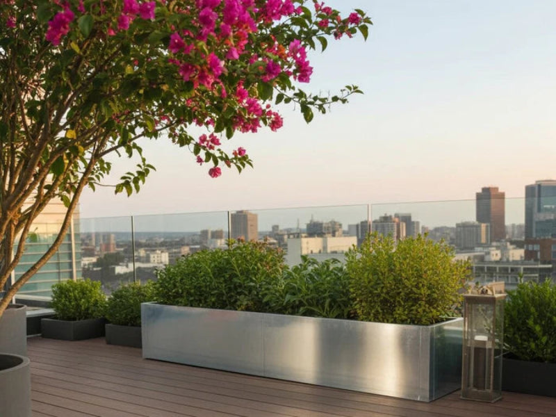 Plantekasse i galvanisert stål fra CUBY på takterrasse