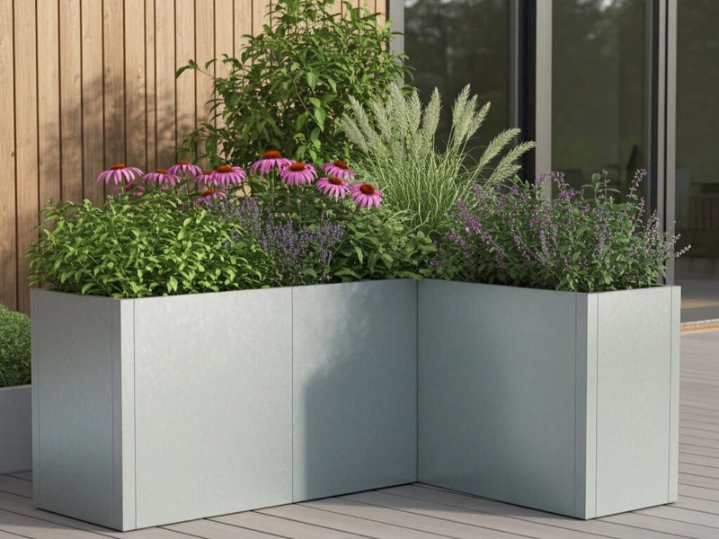 Hjørne plantekasse i galvanisert stål fra CUBY med sommerblomster
