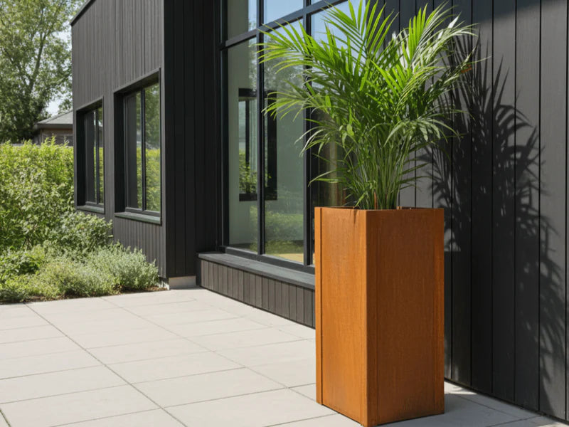 Høy CUBY plantekasse i cortenstål med palme på terrasse