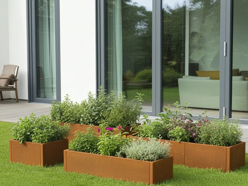 CUBY høybed i cortenstål med variert beplantning på terrasse