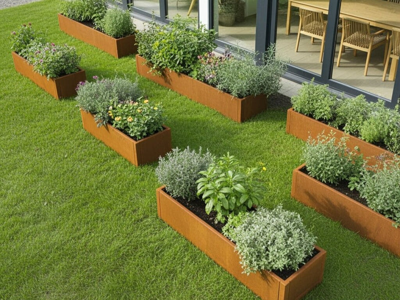 Flere CUBY plantekasser i cortenstål i hage