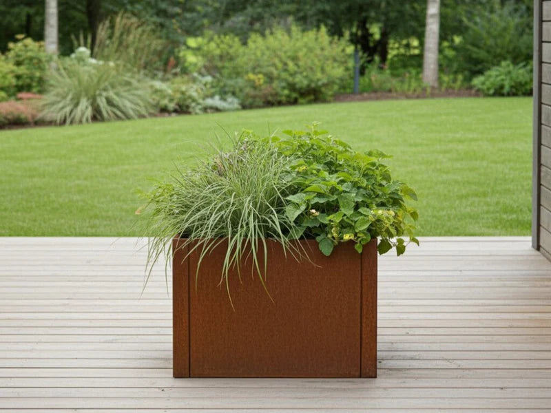 CUBY plantekasse i cortenstål med gress og planter