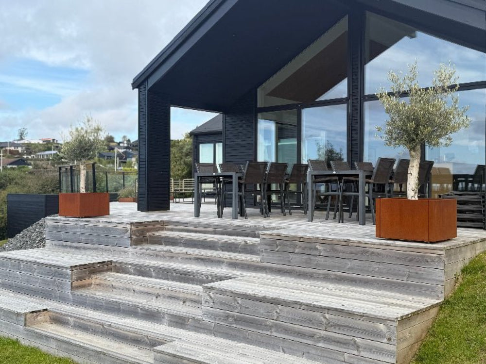 CUBY plantekasser i cortenstål på terrasse