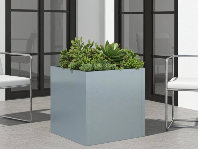 CUBY plantekasse i galvanisert stål med grønn beplantning i moderne gårdsrom