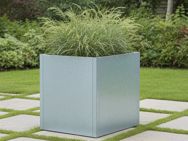 CUBY kvadratisk plantekasse i galvanisert stål med prydgress i hage