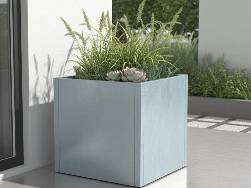 CUBY høy kvadratisk plantekasse i galvanisert stål med sukkulenter på moderne terrasse