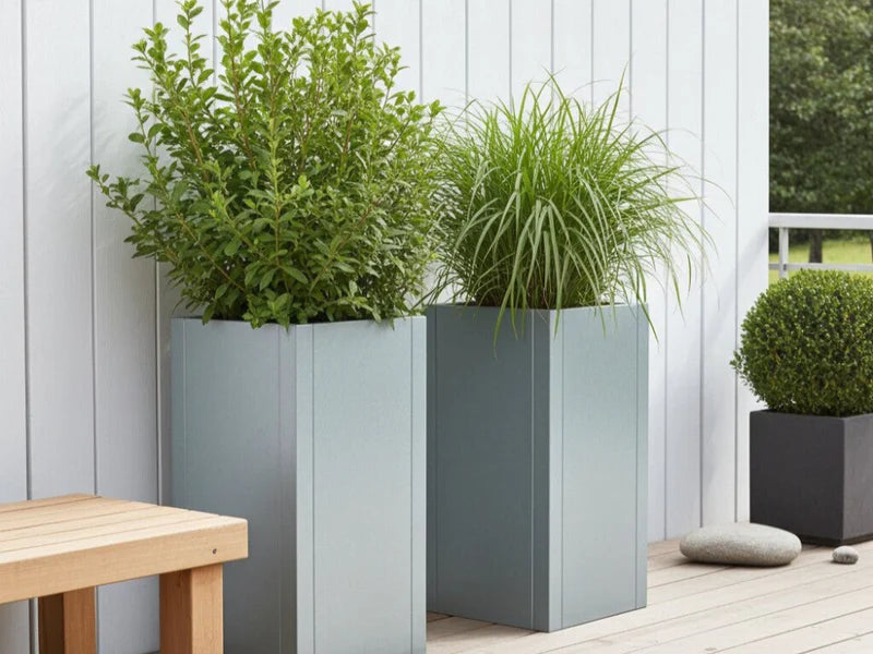 CUBY plantekasse i galvanisert stål plassert på moderne terrasse med grønne planter