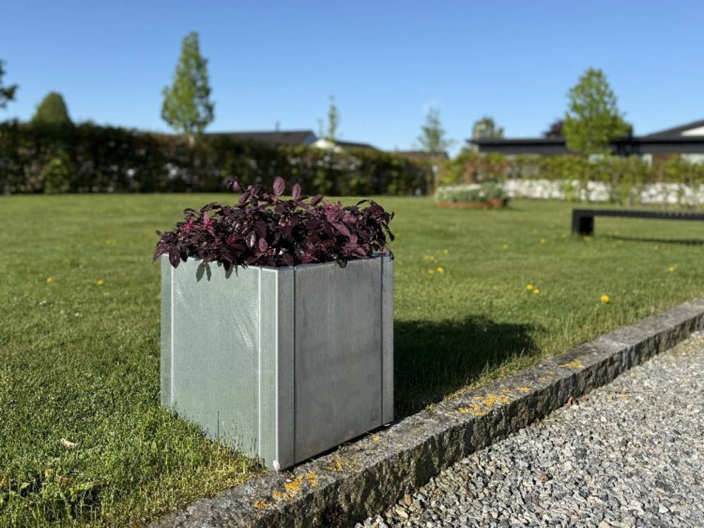 CUBY kvadratisk plantekasse i galvanisert stål plassert på gressplen