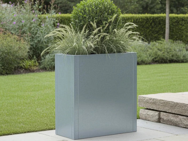 CUBY høy rektangulær plantekasse i galvanisert stål plassert på terrasse