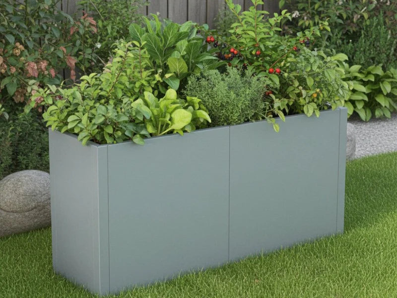 CUBY rektangulær plantekasse i galvanisert stål brukt som kjøkkenhage med grønnsaker