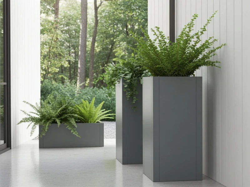 CUBY plantekasse i galvanisert stål plassert ved moderne fasade