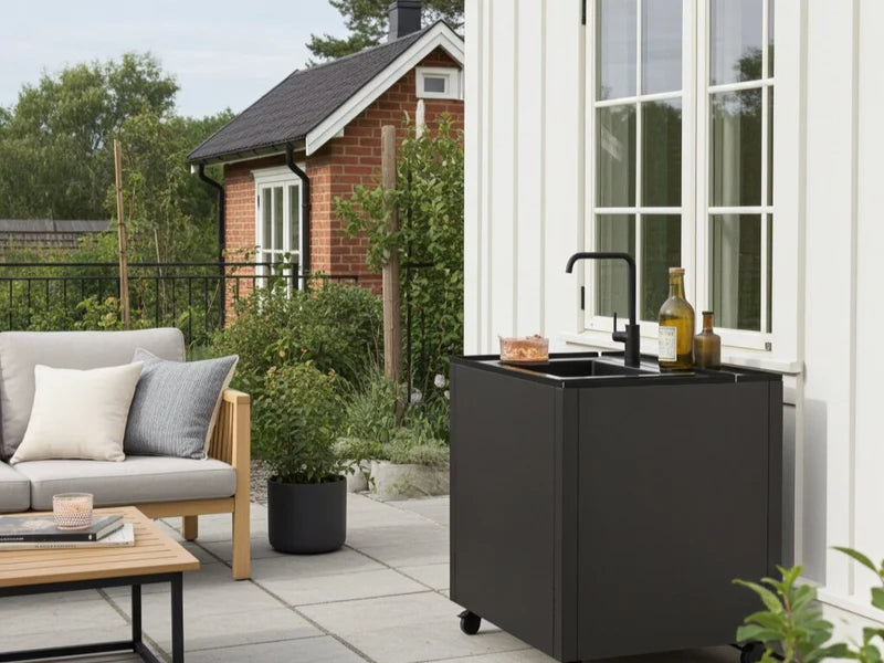 CUBY vaskmodul i svartlakkert stål på terrasse