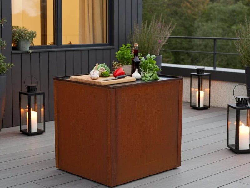 CUBY utekjøkkenbord i cortenstål med skjærebrett og grønnsaker