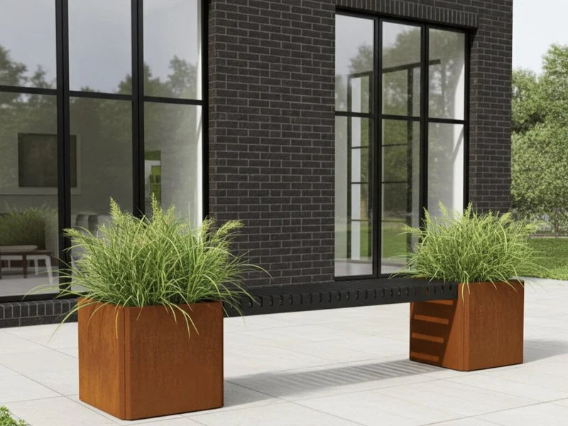 EDGY benksett i cortenstål med benk mellom plantekasser