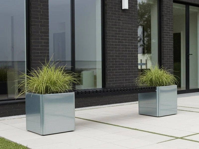 EDGY benksett i galvanisert stål med plantekasser