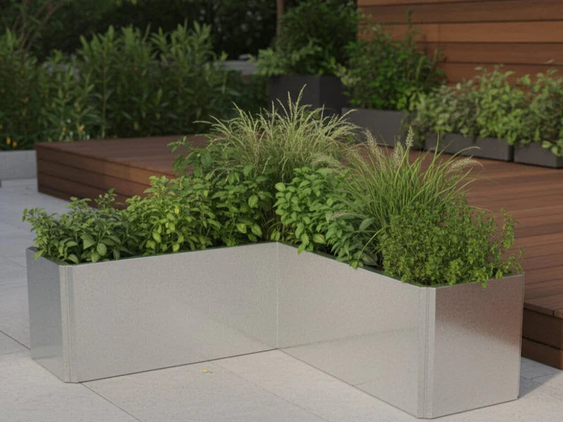 EDGY lav hjørne plantekasse i galvanisert stål i moderne terrassemiljø