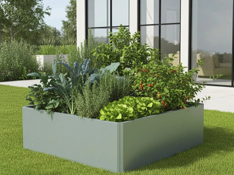 EDGY høybed i galvanisert stål plassert foran moderne glassfasade