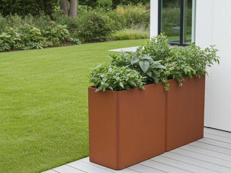EDGY høy plantekasse i cortenstål med tett beplantning ved terrasse
