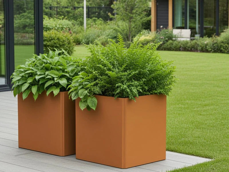 EDGY kvadratisk høy plantekasse i cortenstål satt sammen som modul