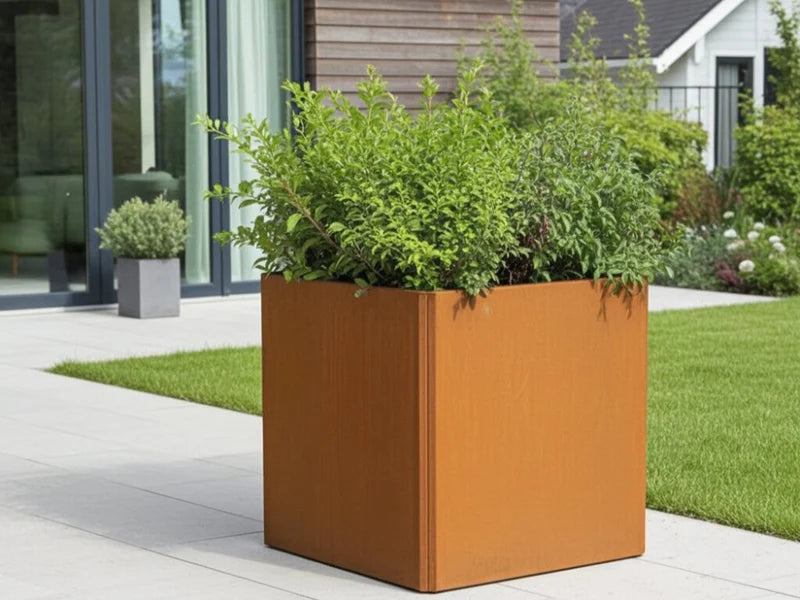 EDGY høy kvadratisk plantekasse i cortenstål med grønn beplantning