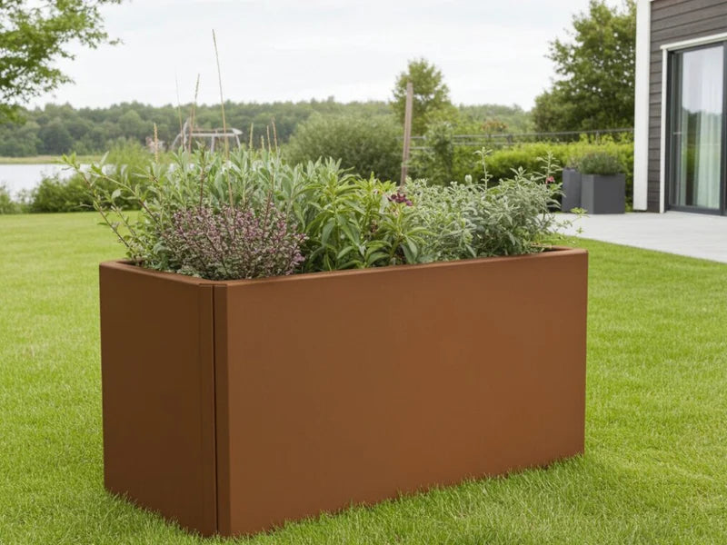 EDGY plantekasse i cortenstål med variert beplantning utendørs